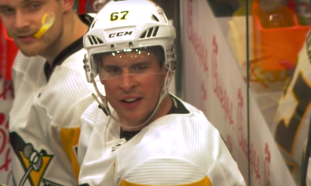 Pittsburgh Penguins Sidney Crosbylla paloi käpy Tampa Bay Lightningin Tyler Johnsoniin tulikuumassa ottelussa.