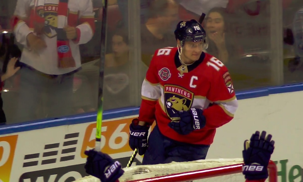 Aleksander Barkov hurjasteli 80 pistettä rikki, kun hän syötti Los Angeles Kingsiä vastaan kolme maalia.
