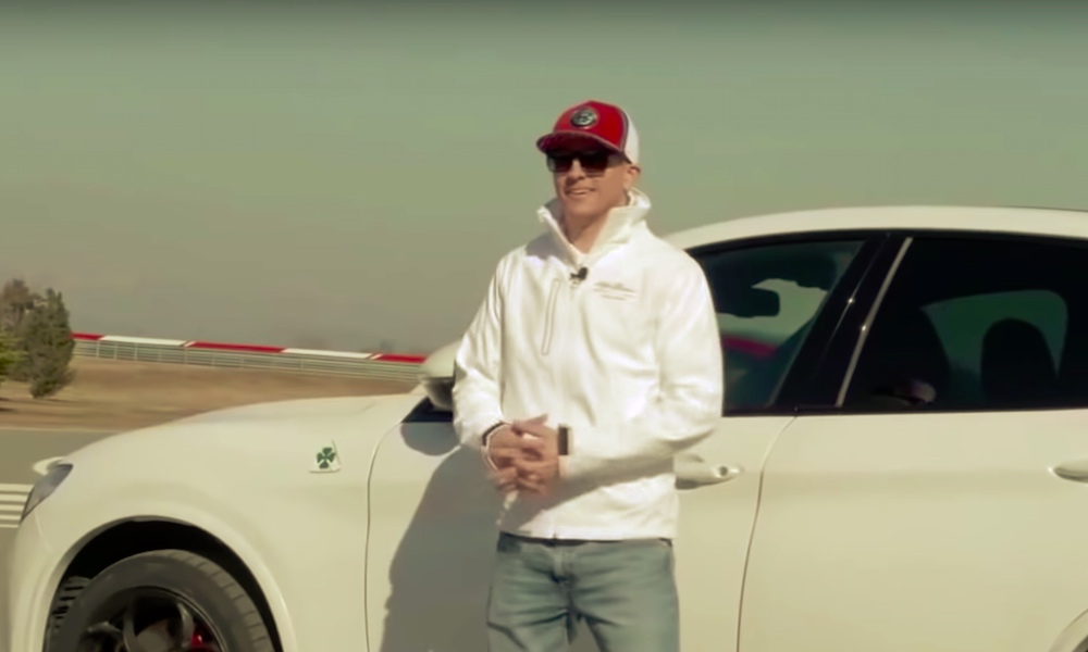 Kimi Räikkönen yritti lausua podcastin nimen, mutta nauruksihan se meni.