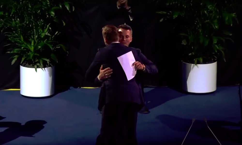 Martin St. Louis onnitteli Stamkosia, joka nousi Tampa Bay Lightningin kaikkien aikojen parhaaksi maalintekijäksi, varsin humoristisella tavalla.
