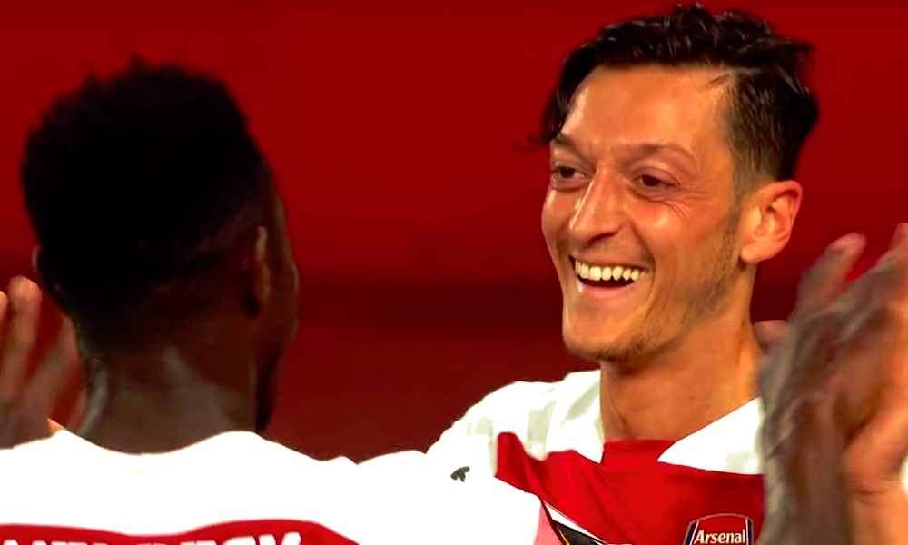Mesut Özil yllätti upealla tavalla kenialaisen pikkupojan, jolla oli yllään kotitekoinen Arsenalin pelipaita.