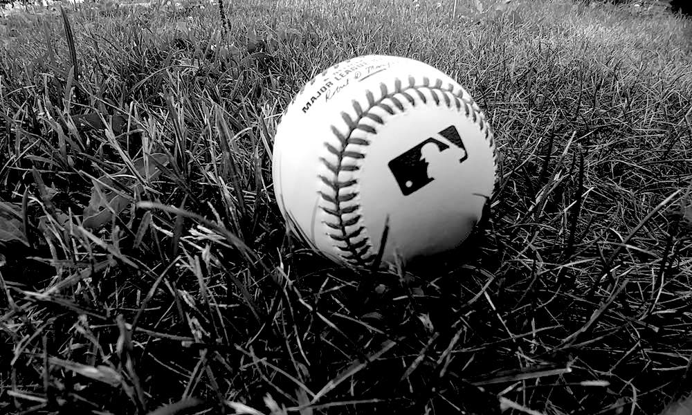 Nainen vaatii yli miljoonaa dollaria MLB-seura Houston Astrosilta, sillä hän väittää murtaneensa sormensa Astros-maskotin käyttämän t-paitatykin seurauksena.