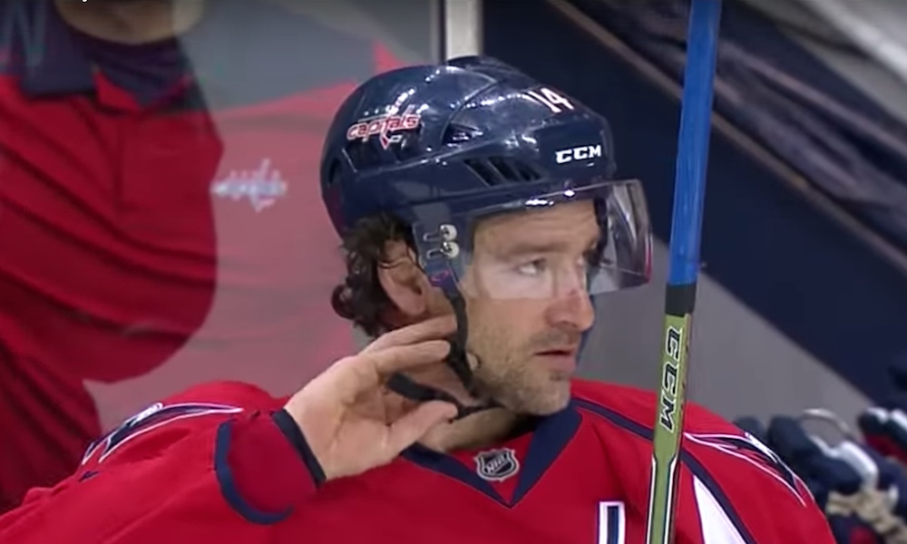Carolina Hurricanesin kapteeni Justin Williams iski huikean maalin viime yön ottelussa Washington Capitalsia vastaan, mutta sitä ei hyväksytty.