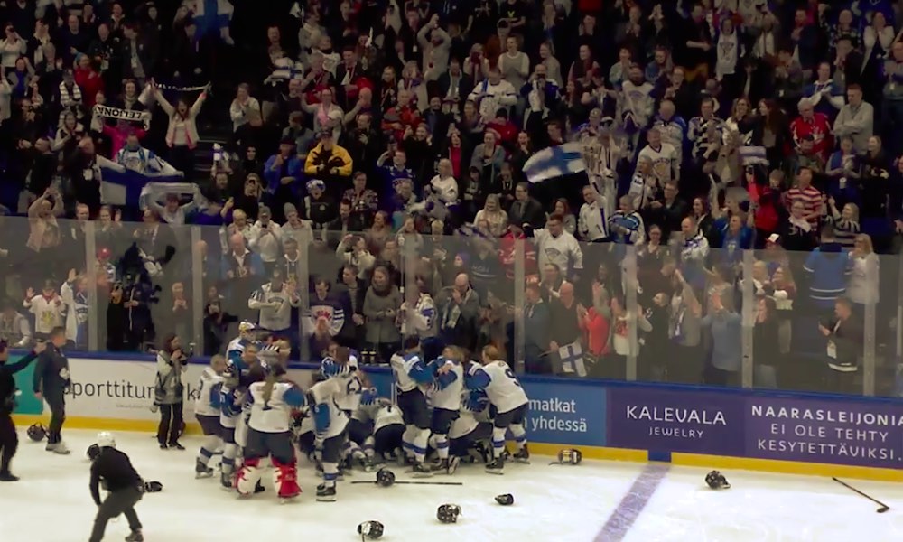 Naisleijonilta ryöstettiin maailmanmestaruus hylkäämällä maali täysin kyseenalaisella tavalla: yhdysvaltalaisveskari, kun oli alueen ulkopuolella.