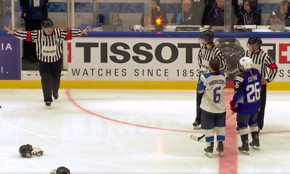 Tuomarit eivät tehneet vain yhtä virhettä hylätessään Naisleijonien voittomaalin MM-finaalissa, vaan niitä tuli samassa rytäkässä useita.