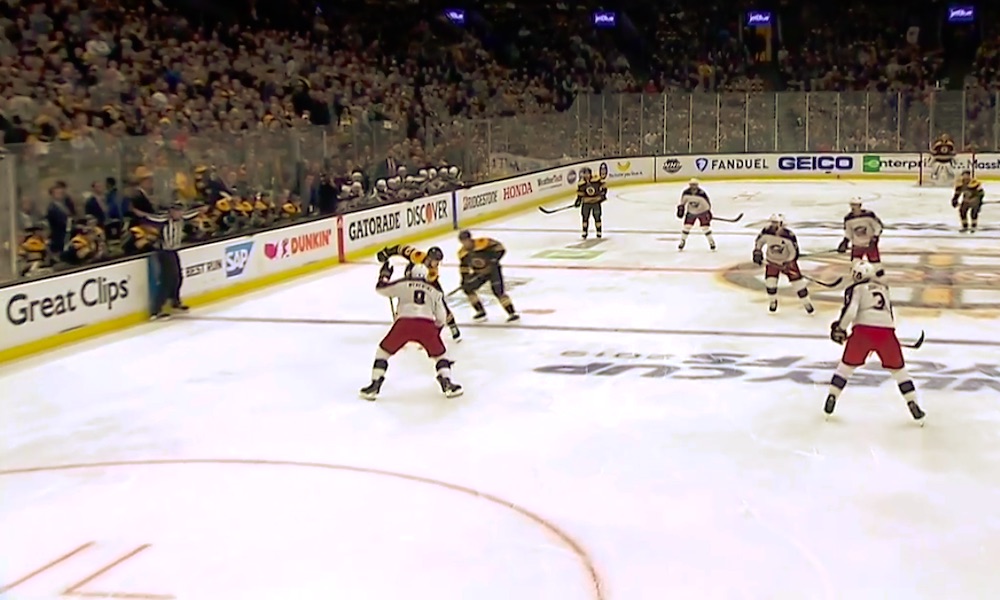Karmaiseva virhe! Columbus Blue Jacketsin Zach Werenski keskittyi viittomaan tuomarin suuntaan paitsiota ja Boston Bruins iski voittomaalin jatkoerässä.