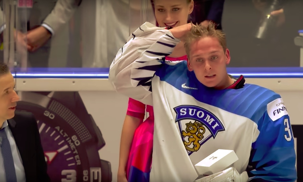 Kevin Lankinen räppäsi Märkä-Simon osuuden "Pienissä häissä" -kappaleesta, Leijonien kultajuhlissa, Kaisaniemen puistossa.