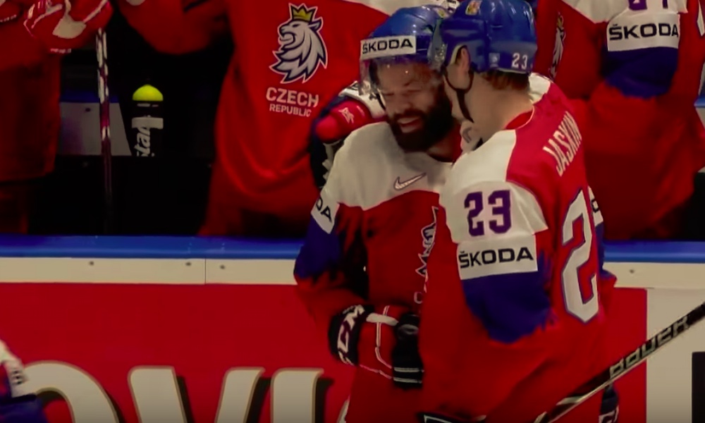 Italialaisvahti hörppäsi Radko Gudasin vedon puolesta kenttää jääkiekon MM-kisojen 2019 alkulohkon ottelussa.