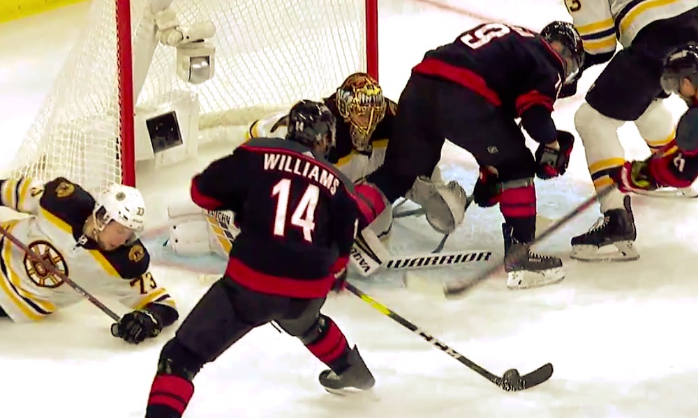 Tuukka Rask ilmiliekeissä Carolina Hurricanesia vastaan: Boston Bruins johtaa Itäisen konferenssin finaalisarjaa jo voitoin 3-0.