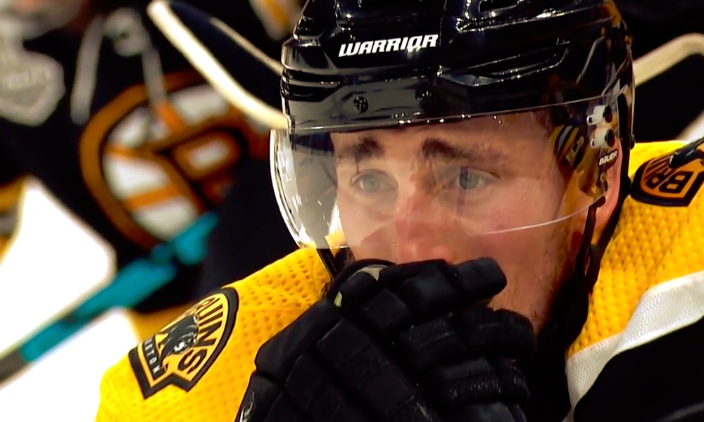Itkevä Brad Marchand oli murheen murtama Boston Bruinsin hävittyä ratkaisevan Stanley Cup -finaalin St. Louis Bluesille.