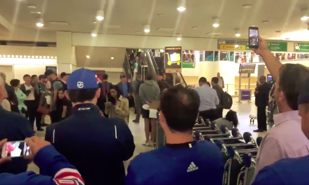 Kaapo Kakko sai upean vastaanoton New Yorkissa; häntä oli vastassa, heti lentokentällä, NY Rangers -faneja.