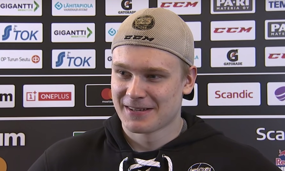Kaapo Kakko toteutti nuoren pojan toiveen - ilahdutti poikaa käymällä kesäisenä päivänä jäätelöllä ja nuori herrasmies ilahtui tästä aivan varmasti.