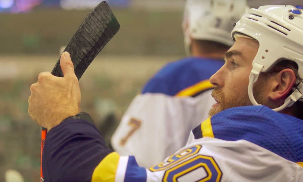 St. Louis Bluesin Ryan O'Reilly osti Boston-fanille kitaran, vaikka hän pelaa parhaillaan Stanley Cup -finaaleissa Boston Bruinsia vastaan.