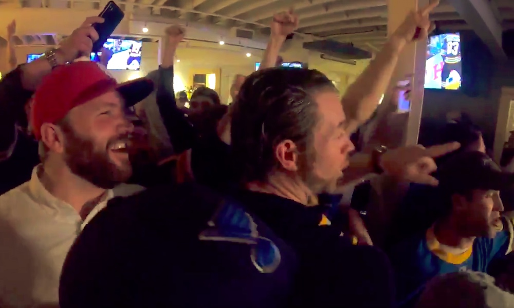 St. Louis-fani voitti 100 000 dollaria, kun Blues kaatoi ratkaisevassa finaalissa Boston Bruinsin 4-1: hän laittoi vedon sisään, St. Louis Bluesin ollessa NHL:n sarjataulukossa viimeisenä.