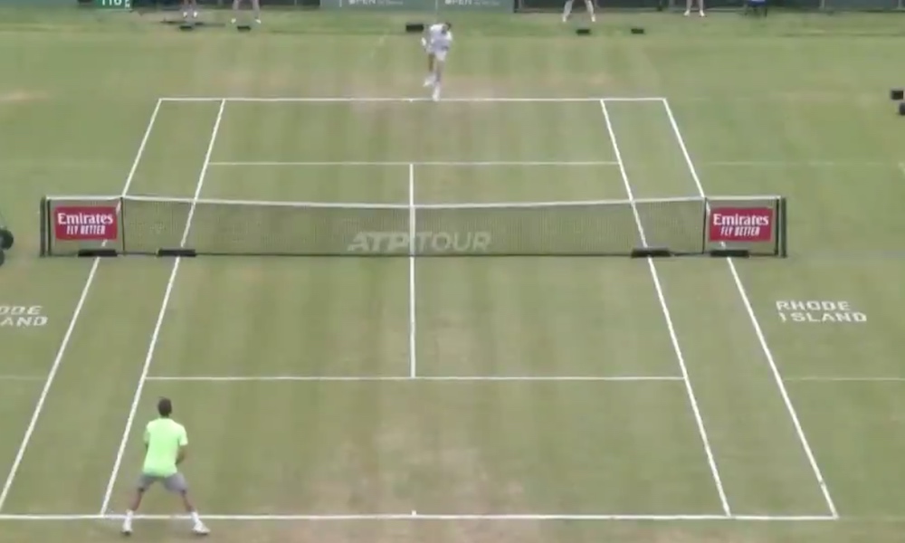Venäläinen Alex Bublik löi mielettömän koholyönnin ATP-turnauksessa Yhdysvaltain Newportissa. 22-vuotias häikäisi yleisöä hurjalla lyönnillään.