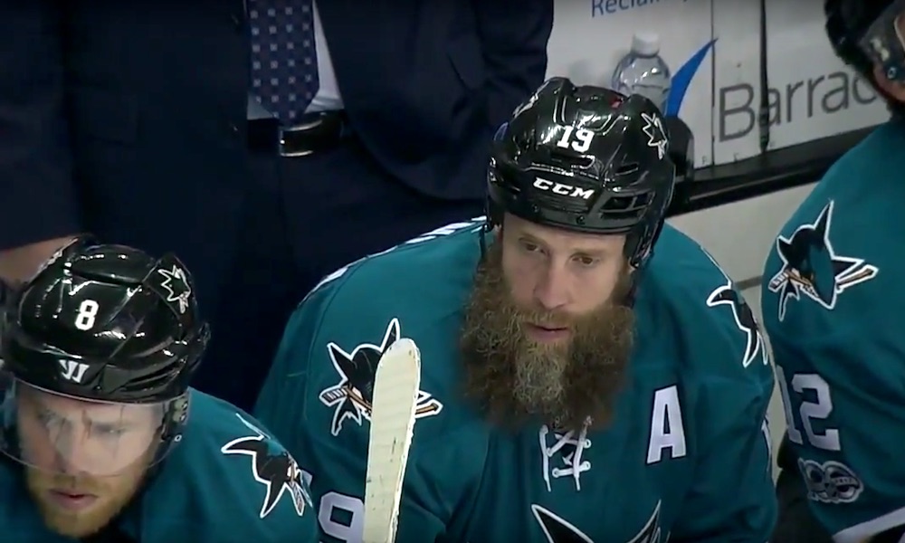 NHL-luotsi paljasti Joe Thorntonin uran jatkosta. San Jose Sharksin päävalmentaja Peter DeBoer puhuu lupaavasti NHL-legendan jatkosopimuksesta.