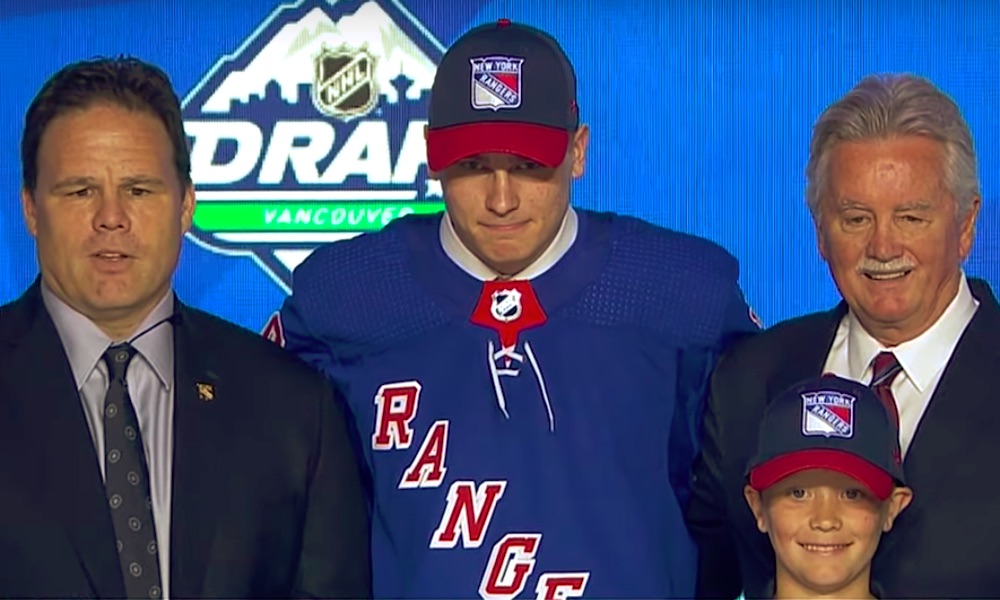 Suomalainen superlaupaus Kaapo Kakko solmi New York Rangersin kanssa tulokassopimuksen. Seura ilmoitti asiasta torstai iltana.