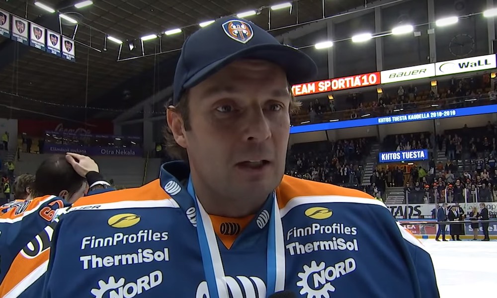 Niklas Bäckström lopettaa pelaajauransa. 41-vuotias maalivahti siirtyy NHL-joukkue Columbus Blue Jacketsin valmennustiimiin.