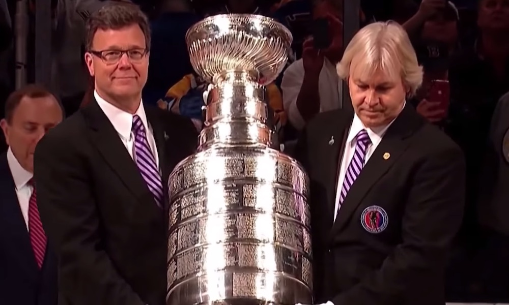 The Hockey Newsin toimittaja ihmettelee Stanley Cup -pokaalin ala-arvoista käsittelyä St. Louis Bluesin Robby Fabbrin tempauksen jälkeen.