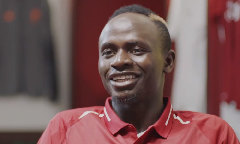 Sadio Mané yllätti pallopojan paidalla.