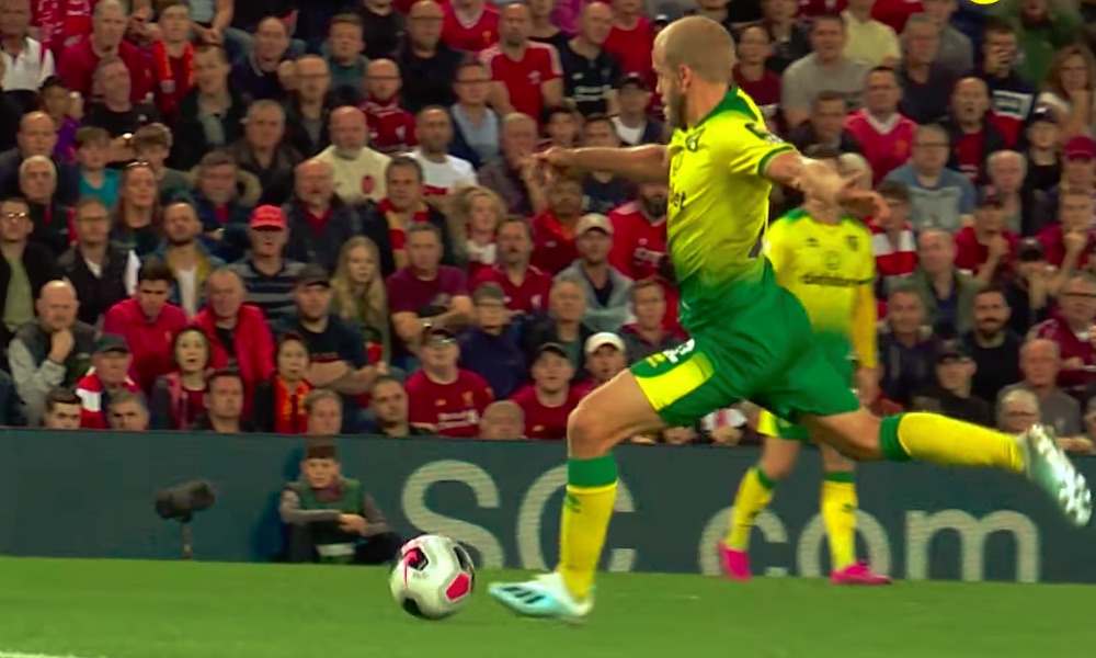 Norwich huutokauppaa Teemu Pukin pelipaidan, joka hänellä oli yllään Valioliiga-kauden avausottelussa.