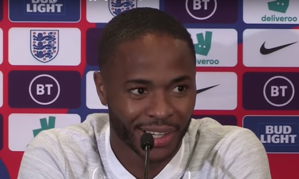 Raheem Sterling antoi kenkänsä nuorehkolle pojalle Em-karsintaottelun jälkeen, kun Englanti kaatoi Kosovon kotonaan lukemin 5-3.